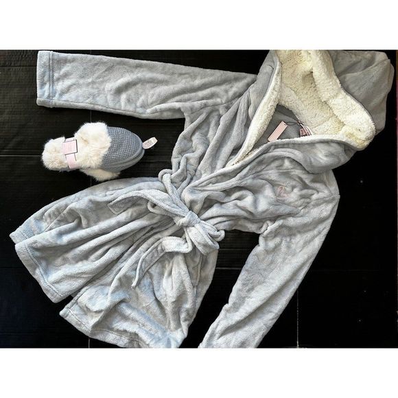 NWT VICTORIA'S SECRET M/L ROBE+M SLIPPERS GRAY white fluffy SUPER WARM hooded - Picture 1 of 5